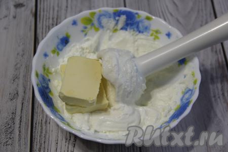 К получившейся творожной массе добавить сливочное масло комнатной температуры, пробить погружным блендером до однородности.