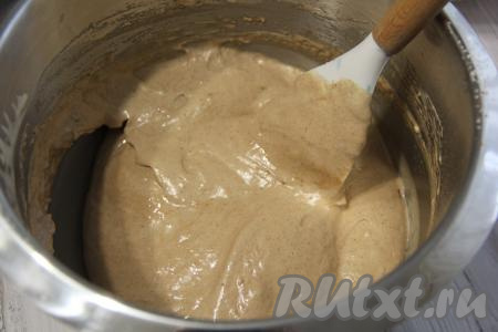 Постепенно добавляя оставшуюся просеянную муку и аккуратно вмешивая её лопаткой, замесить тесто для бисквита, оно должно получиться воздушным, в меру густым и нежным.