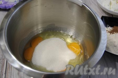 Вначале испечём бисквит, который и станет основой рулета, для этого в чаше миксера нужно соединить яйца и сахар.