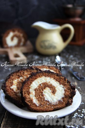 Очень нежный и вкусный рулет получился, посмотрите, какой у него восхитительный разрез.