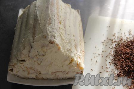 Обмазать блинный торт со всех сторон творожно-сливочным кремом и поставить в холодильник на ночь. Затем верх торта "Монастырская изба" можно присыпать натёртым шоколадом или какао.