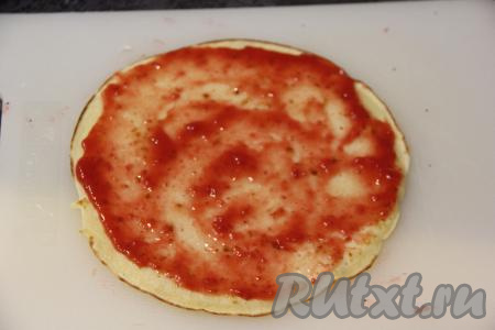 Половину блинов (я взяла 11 блинчиков) смазать клубничной начинкой и свернуть в плотные рулетики.