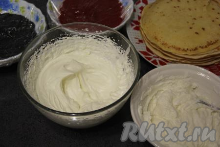 Для приготовления крема соединить творог и сахар, пробить погружным блендером до получения однородной творожной массы. Сливки хорошо охладить и взбить миксером до стойких пиков.
