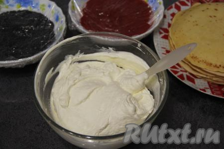 Взбитые сливки добавить в творожную массу, перемешать творожно-сливочный крем лопаткой до однородного состояния.