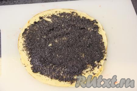 Оставшиеся блины (у меня осталось 10 штук) смазать маковой начинкой и тоже свернуть в плотные рулетики.