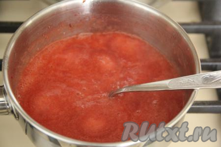 Содержимое сотейника довести до кипения, уменьшить огонь до минимума, тонкой струйкой, непрерывно помешивая, влить крахмальную массу. Проварить, продолжая помешивать, в течение нескольких минут (до загустения массы). Снять клубничную начинку с огня, дать ей немного остыть.&nbsp;