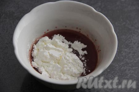 Жидкости, в которой варились ягоды в сотейнике, получилось много, я слила из сотейника с клубникой, примерно, 100 мл компота в отдельную ёмкость (если у вас получится слить из сотейника чуть меньше компота, тогда добавьте тёплую кипячёную воду до объёма 100 мл). Остудить 100 мл жидкости и добавить крахмал, очень хорошо перемешать.&nbsp;