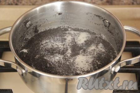 Для приготовления маковой начинки нужно в сотейник влить 170 мл молока, добавить мак и сахар. Поставить на медленный огонь и варить, периодически помешивая, до полного испарения молока (примерно, 15-20 минут).