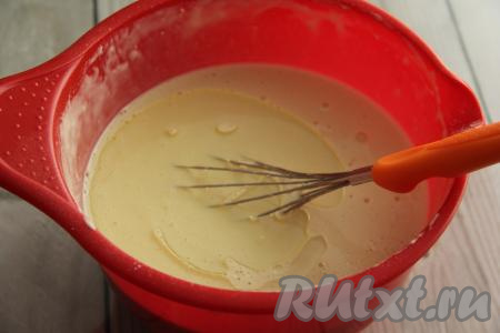 Замесить блинное тесто, для этого нужно в миске соединить молоко и яйца, перемешать венчиком. Добавить сахар, соль и муку. Перемешать тесто венчиком до однородного состояния, затем влить растительное масло и перемешать. Тесто должно быть в меру густым.