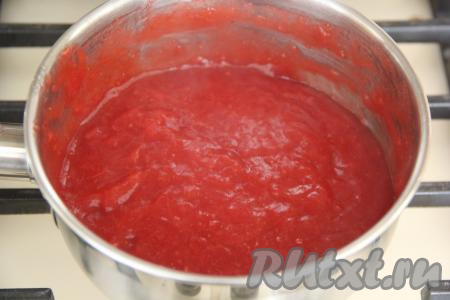 Затем пробить клубничную начинку погружным блендером до однородности и оставить до полного остывания.