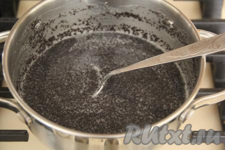 В отдельной посуде соединить 30 мл молока с крахмалом, перемешать до однородности. Влить эту смесь тонкой струйкой, тщательно перемешивая, в сотейник с маковой начинкой, довести до кипения, не переставая помешивать, и снять с огня. Остудить.