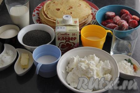 Готовые блины, сложив стопочкой на тарелку, остудить. Для приготовления блинного торта мне потребовался 21 блинчик. Подготовить продукты для начинки и крема.