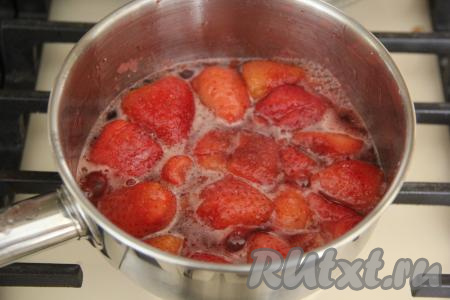 Вначале займёмся ягодной начинкой. Я использовала замороженную клубнику и предварительно её не размораживала. Если используете свежие ягоды, просто промойте их, отделяя от листиков. Выложить в сотейник клубнику и сахар, влить 30 мл воды. Поставить сотейник на умеренный огонь, довести до кипения, иногда помешивая, уменьшить огонь и проварить 3-4 минуты (сахар должен полностью раствориться).