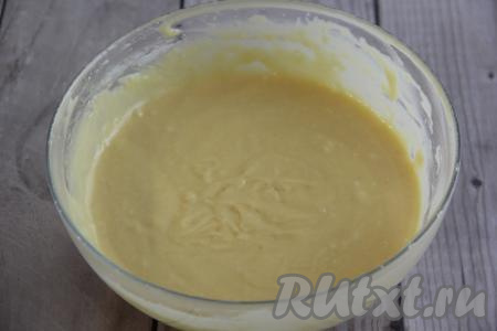 Перемешать тесто, оно получится не очень густое, как на фото.