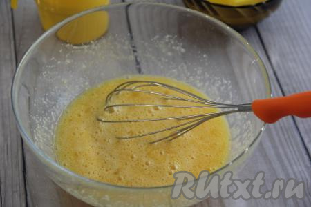 Соединить в миске яйца и сахар, растереть смесь венчиком.