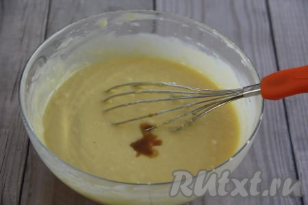 В тесто для вафель влить водку или ликёр. Алкоголь нужен для придания хруста будущим вафлям. Я добавила ликёр, он сделает выпечку более ароматной.