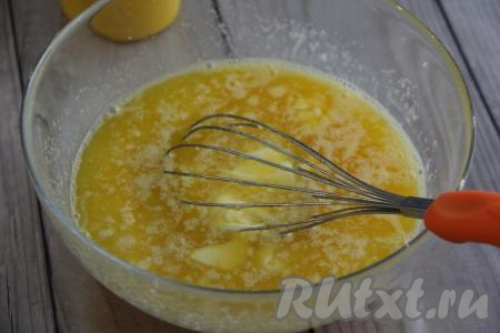 Сливочное масло растопить (удобно растапливать его в микроволновке). Негорячее растопленное масло влить в миску с яично-сметанной смесью, перемешать.