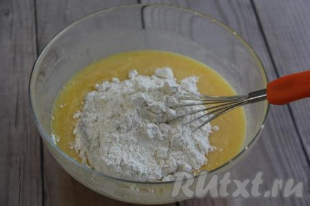 Начать постепенно добавлять муку, перемешивая тесто для вафель венчиком. Тесто должно получиться не очень густым.