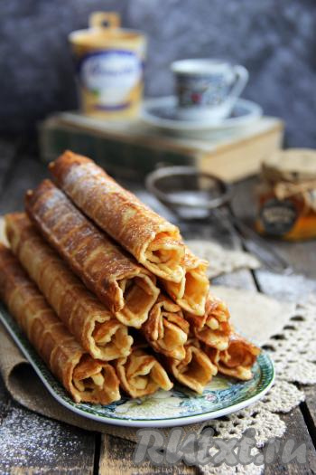 Ещё горячими вафли можно свернуть в трубочку и остудить. У меня получилось 20 хрустящих вафельных трубочек. Аппетитные, приятно похрустывающие вафли, приготовленные на сметане в электровафельнице, подать в качестве десерта к чаю, кофе, молоку или домашнему компоту.