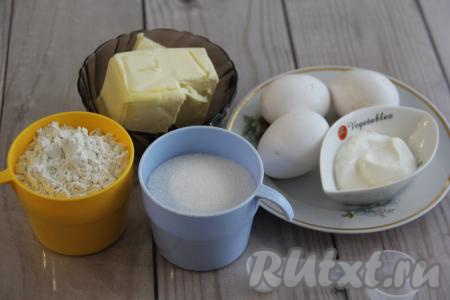 Подготовить продукты для приготовления хрустящих вафель на сметане в электровафельнице.