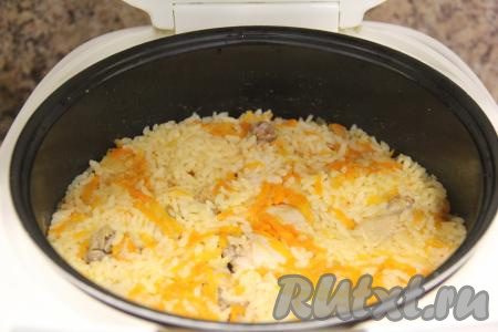 По звуковому сигналу открыть крышку, воды не должно быть в чаше (часть воды выпарится, а часть впитается в рис). Если это не так, то продолжите приготовление на режиме "Плов" ещё 5-10 минут. Готовое блюдо перемешать.