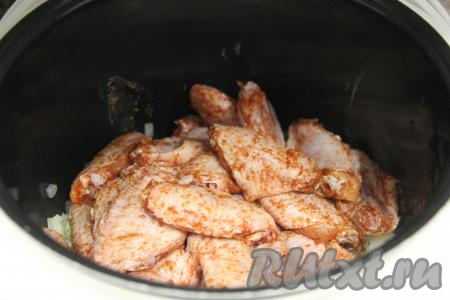 Затем выложить в чашу куриные крылья.