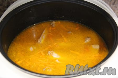 Влить воду комнатной температуры, слегка перемешать, закрыть крышку и выставить режим "Плов" на 35 минут.