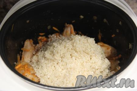 Всыпать промытый рис.