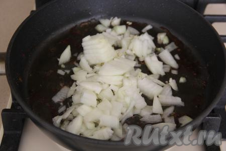 Части курицы, обжаренные с двух сторон, переложить в тарелку. Луковицы очистить и нарезать мелко. В сковороду, где жарили курицу, выложить нарезанный лук. 
