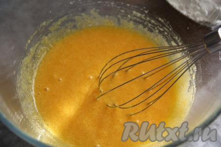 Перетереть массу венчиком.