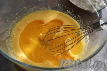 Влить растительное масло и перемешать.