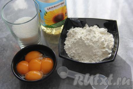 Приготовить продукты для приготовления вафель на желтках в вафельнице.