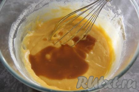 Влить в тесто водку или ликёр (я использовала ликёр). Спиртное придаст вафлям особый хруст, а ликёр ещё и аромат.