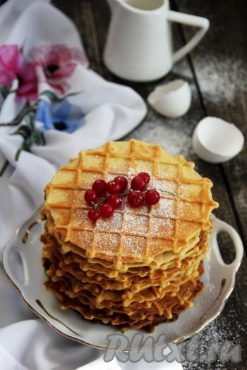 Тонкие, очень хрустящие вафли подать к столу. Вафельки, замешанные на желтках, испечь в вафельнице достаточно просто, а получаются они просто тающими во рту!