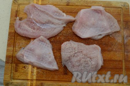 Куриное филе острым ножом нарезать на кусочки толщиной 1-1,5 сантиметра. 500 грамм куриного филе я обычно нарезаю на 7-8 кусочков. Затем кусочки мяса отбить кулинарным молоточком с одной стороны (до прозрачности отбивать не нужно), посолить.
