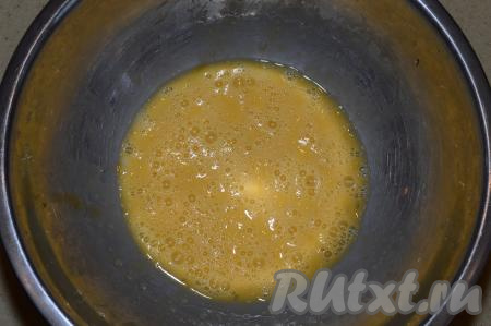 Куриные яйца вбить в глубокую миску и венчиком (или вилкой) перемешать их до получения однородной смеси.