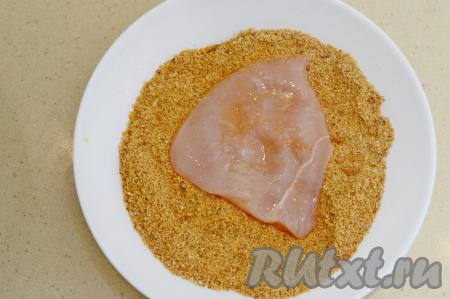 Насыпать на достаточно плоскую тарелку панировочные сухари. Доставать по одной отбивной из яичной смеси, обваливать в панировочных сухарях с двух сторон.