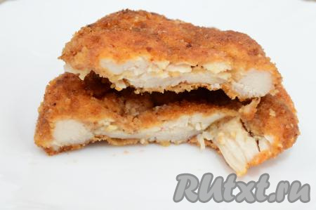 Посмотрите, какие сочные, аппетитные получились у меня отбивные из куриного филе, жаренные в панировочных сухарях на сковороде. Лучше всего их подавать в горячем виде, но и после остывания они очень хороши на вкус!