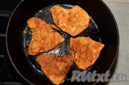 Затем отбивные перевернуть и жарить 3-4 минуты с другой стороны, накрыв сковороду крышкой и сделав огонь чуть ниже среднего. Не стоит долго жарить куриные отбивные, иначе они получатся сухими. Само по себе куриное филе не очень сочное, так как содержит минимальное количество жира, поэтому если долго его жарить, оно очень быстро станет сухим.