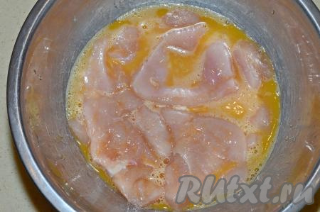 Выложить куриные отбивные в яичную смесь и хорошенько в ней "искупать" мясо со всех сторон.