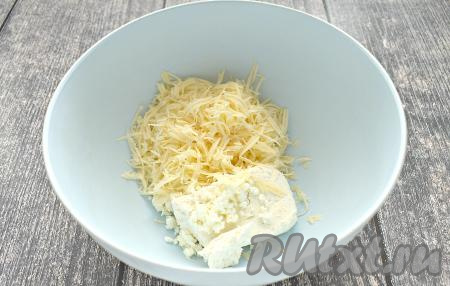 Для приготовления самсы я использовала пласт слоёного дрожжевого теста размером 18 см на 18 см. Тесто заранее достаём из морозилки и размораживаем его при комнатной температуре (у меня ушло 2 часа). Тесто должно стать мягким. Для приготовления начинки творог перекладываем в миску, добавляем сыр, натёртый на средней (или мелкой) тёрке.