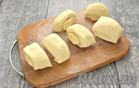 Размороженное слоёное дрожжевое тесто сворачиваем в рулет, а затем нарезаем на кусочки шириной 3 см (у меня получилось 6 штук).