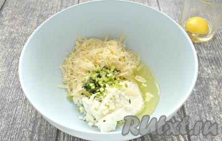 Промытую и обсушенную свежую зелень мелко нарезаем.&nbsp;Яйцо разделяем на белок и желток. Откладываем яичный желток в сторону, он нам понадобится для смазывания самсы перед выпечкой. Нарезанную зелень и сырой яичный белок добавляем к сыру с творогом, немного солим. 