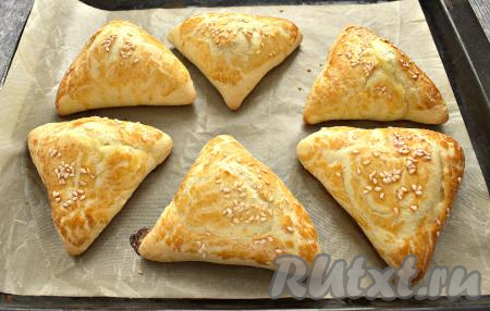 Ставим противень с самсой в разогретую до 180 градусов духовку на 25 минут.