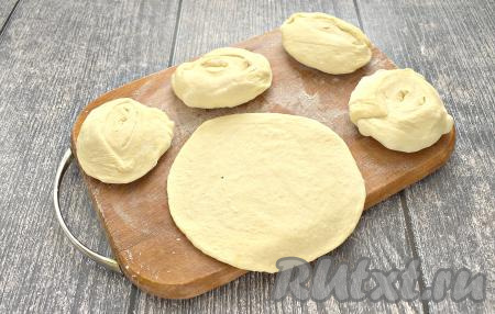 Каждый кусочек ставим на срез и приминаем ладонью. Затем раскатываем заготовки на присыпанной мукой поверхности в лепёшки диаметром около 12-13 см.