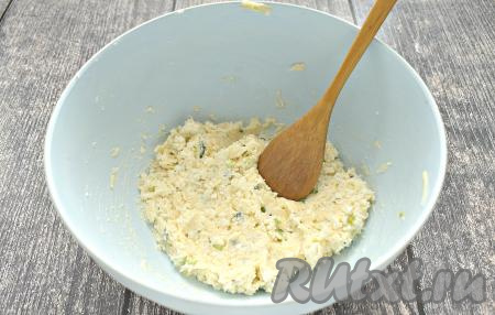 Перемешиваем творожно-сырную смесь до однородности и начинка для самсы готова.