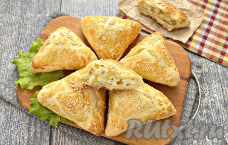 Вкусную, аппетитную самсу, приготовленную из слоёного теста с начинкой из творога и сыра, лучше всего подавать в тёплом виде. При желании, после остывания выпечку можно разогреть в микроволновке.