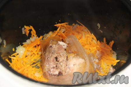 К обжаренным овощам выложить тушёнку из банки (лишний жир из банки можно в чашу мультиварки не выкладывать).&nbsp;