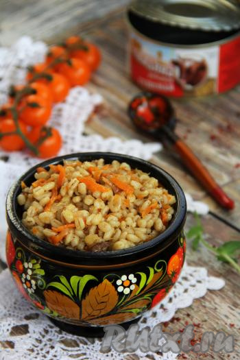 Разложить рассыпчатую, ароматную перловку, приготовленную с тушёнкой, из чаши мультиварки по тарелкам и подать к столу. Очень вкусно получилось!