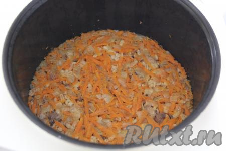 После звукового сигнала блюдо будет готово, открыть крышку мультиварки и перемешать перловку с тушёнкой.&nbsp;